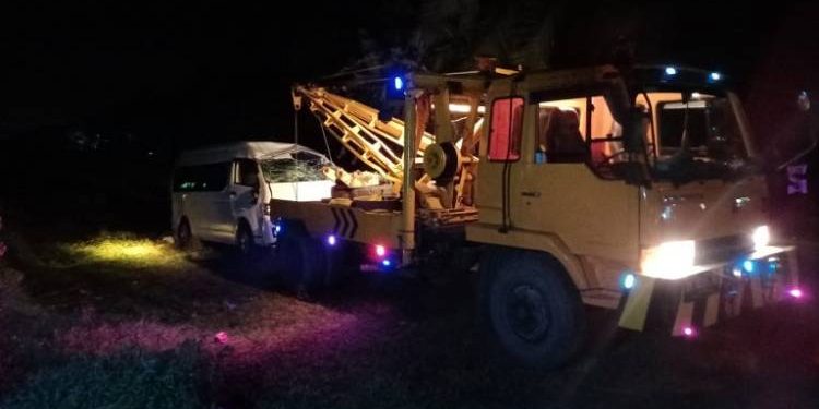 Bus Hiace Penyok Usai Ditabrak Kereta Api Barang, 5 Orang Tewas