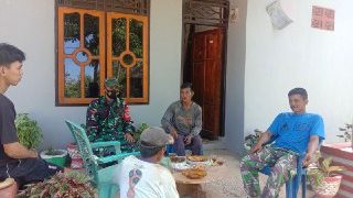 Sambangi Warga, Babinsa Libureng Ingatkan Agar Tetap Menjaga Keamanan Desa