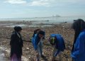 Sampah Berceceran PK PMII STIT Batu Bara Turun Bersihkan Sampah di Kawasan Pantai Kuala Indah