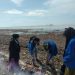 Sampah Berceceran PK PMII STIT Batu Bara Turun Bersihkan Sampah di Kawasan Pantai Kuala Indah