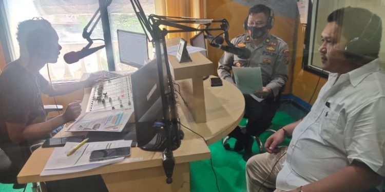 Dialog Interaktif Polda Sumut Dibawakan Kasubbid Penmas di Channel 94,7 FM Radio Suara Medan