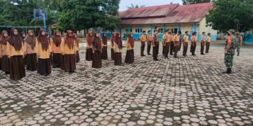 Bentuk Sikap Disiplin Muda Mudi Babinsa Posramil Suka Makmue Latihan Baris Berbaris di Sekolah