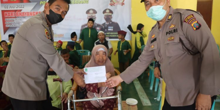 Menyambut Hari Bhayangkara ke-76, Polresta Deli Serdang Anjangsana kerumah Purnawirawan Polri dan Bhakti sosial ke Panti Asuhan
