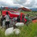 Dengan Semangat Babinsa Bantu Petani Panen Padi Gunakan Alat Modern