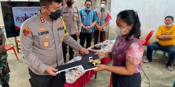 Kapolres Taput Serahkan Kunci Bedah Rumah ke Warga Siwaluoppu