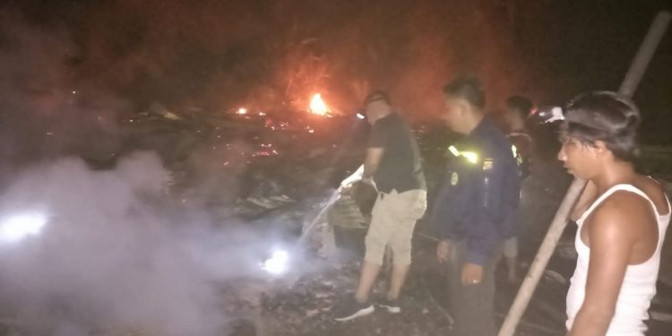 Respon Cepat, Kapolsek Rambah Hilir Bersama Anggota Datangi TKP Rumah Warga Terbakar