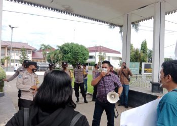 DPD Pemuda Lumbung Informasi Rakyat Kab. Labuhanbatu Selatan, Melakukan aksi Didepan PN Rantau Prapat dan Mapolres Labuhanbatu Rantau Prapat
