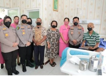Wujud Kepedulian Pimpinan, Kapolda Sumut Jenguk Personel yang Sakit