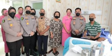 Wujud Kepedulian Pimpinan, Kapolda Sumut Jenguk Personel yang Sakit