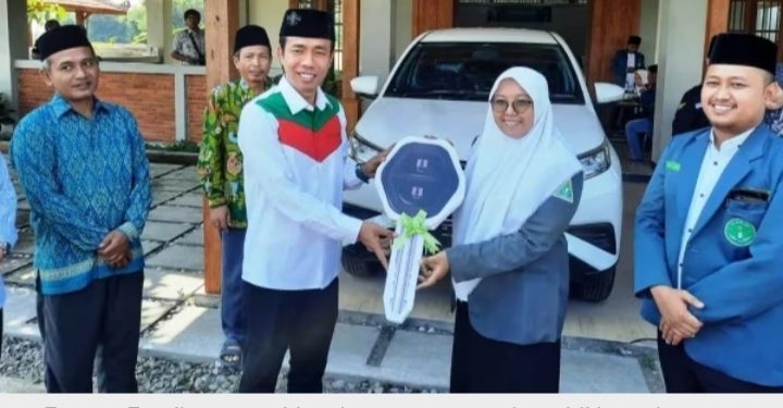 Ketua Fraksi PKB DPRD Jatim Serahkan Mobil untuk IPNU-IPPNU Bojonegoro