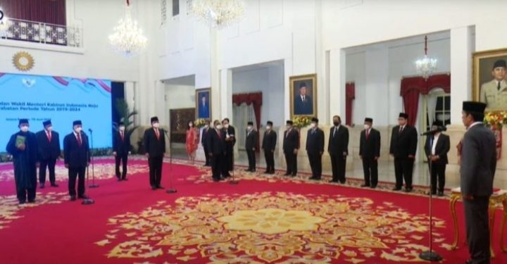 Presiden Jokowidodo Resmi Lantik 2 Menteri dan 3 Wamen