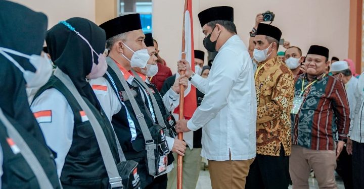 Bobby Nasution Melepas 391 Orang Jemaah Calon Haji (Calhaj) Kloter 04 Asal Kota Medan