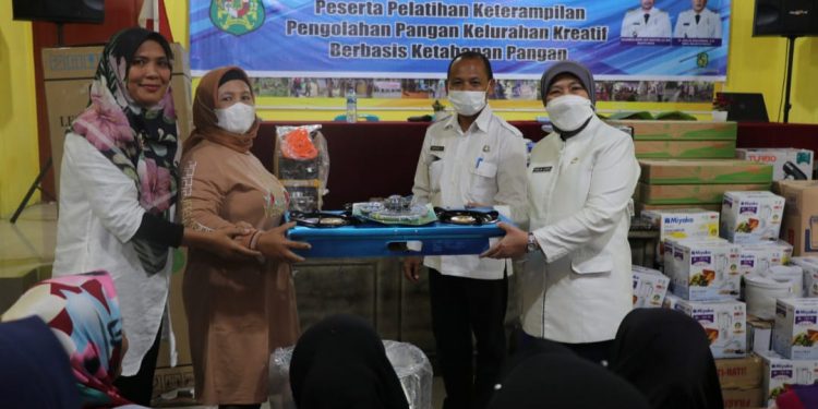 Kadis Ketahanan Pangan Kota Medan Emilia Lubis, Beri Bantuan Sarana dan Prasarana Kelompok UMKM Kecamatan Medan Timur