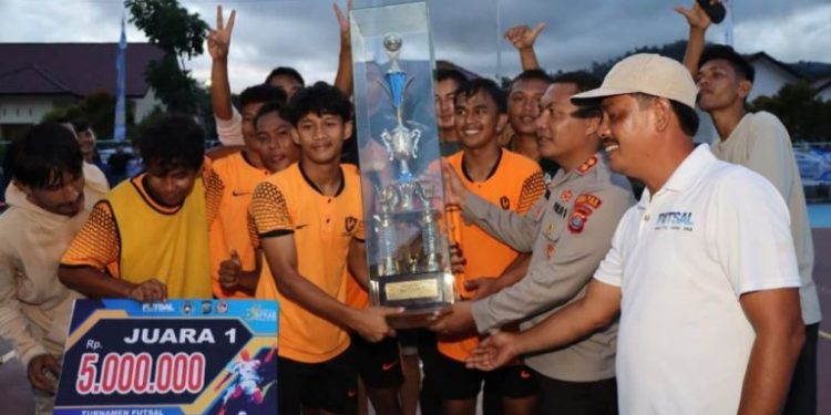 Rumbio FC Juarai Turnamen Futsal Memperebutkan Piala Bergilir Kapolres Tapteng 2022