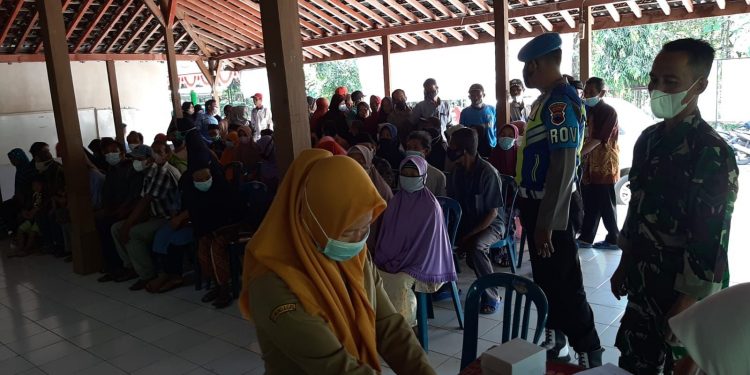 Kapten ARH Hadi Pimpin Karya Bakti Pengecoran Jalan