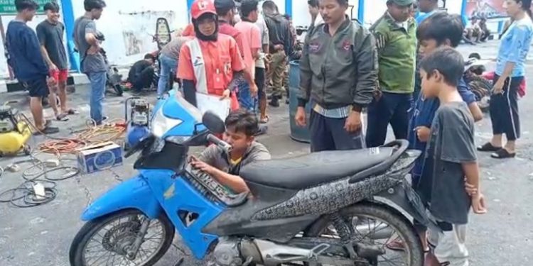 Di SPBU Tapteng Ini Mendadak Jadi Bengkel Sepeda Motor, Ada Apa?