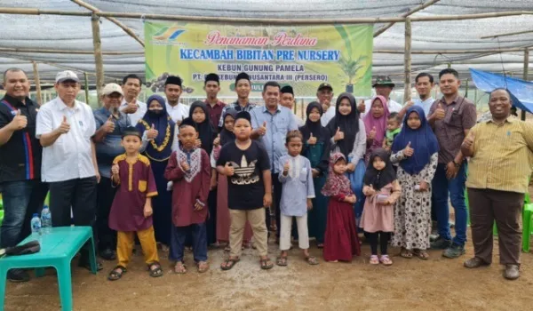 PTPN3 Kebun Pamela Warnai Penanaman Perdana Kelapa Sawit dengan Menyantuni Anak Yatim