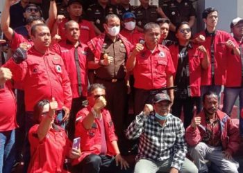 Dukung Ungkap Korupsi, BMI dan Kompak Sematkan Bekah Buluh ke Kajari Karo