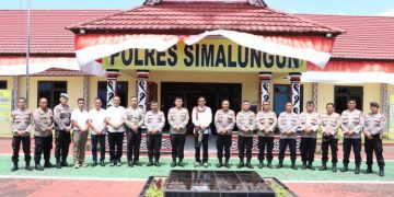 Reses di Polres Simalungun, AKBP Ronald Berikan Ulos Hiou Pamotting Kepada Hinca Panjaitan