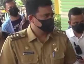 Bobby Nasution Dicegat Saat Turun dari Mobil di Belawan Oleh Fans
