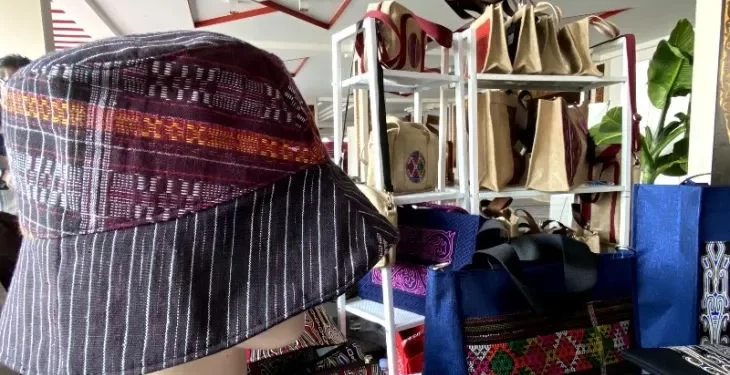 Topi Berbahan Kain Ulos Yang Dipamerkan Di Hotel Niagara Menjadi Daya Tarik Di W20