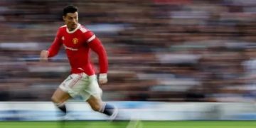 Cristiano Ronaldo dikabarkan rela untuk menurunkan gaji demi dapat meninggalkan klub MU