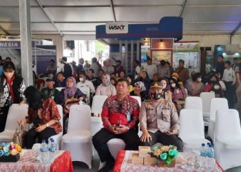Personel Polsek Parapat Lakukan Pengamanan Penutupan Acara Pekan Inovasi dan Investasi Sumut