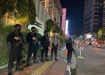 Wujudkan Sitkamtibmas Kondusif, Brimob Poldasu Lakukan Patroli di Malam Hari