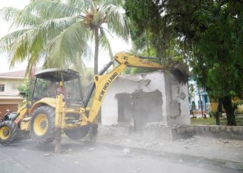 Benahi Infrastruktur, Dinas PU Berkolaborasi dengan Satpol PP Tertibkan Kolam Ikan dan Bangunan di Drainase Jalan Perpustakaan