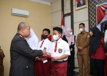 Kapolres Sergai Beri Penghargaan Siswa SD Lomba Menulis Untuk Kapolri