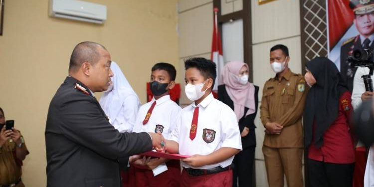 Kapolres Sergai Beri Penghargaan Siswa SD Lomba Menulis Untuk Kapolri