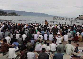 Musa Rajekshah Salat Idul Adha di Pantai Bebas Parapat