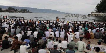 Musa Rajekshah Salat Idul Adha di Pantai Bebas Parapat