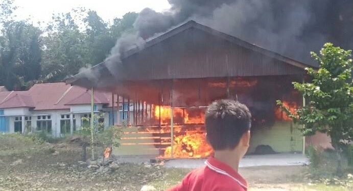 Rumah Warga di Nisel, Api Berkobar Meluluhlantakan