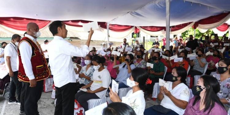 Presiden Jokowi Temui Pedagang di Pasar Alasa