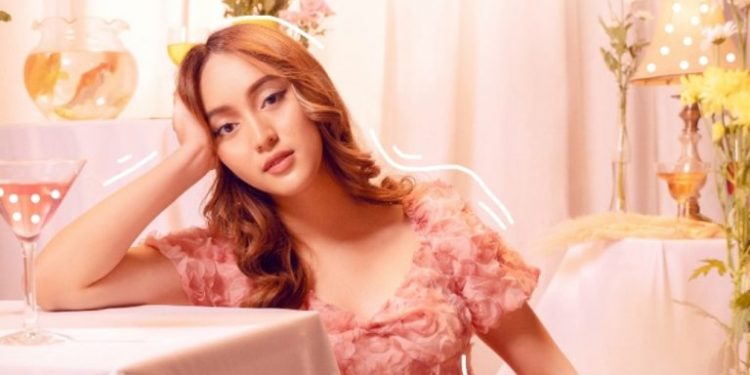 Gia Sabila Ungkap Imajinasinya sebagai Pengagum Rahasia Lewat “Halu Merindu”