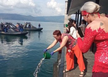 Delegasi W20 Tabur Bibit Ikan di Danau Toba