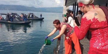 Delegasi W20 Tabur Bibit Ikan di Danau Toba
