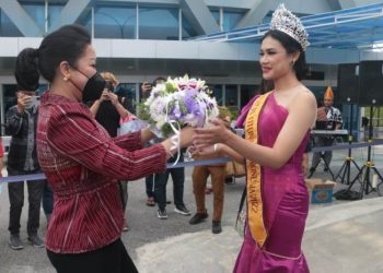 Cantiknya Gresita Siahaan, Pulang Kampung Pakai Selendang dan Mahkota Juara POI 2022