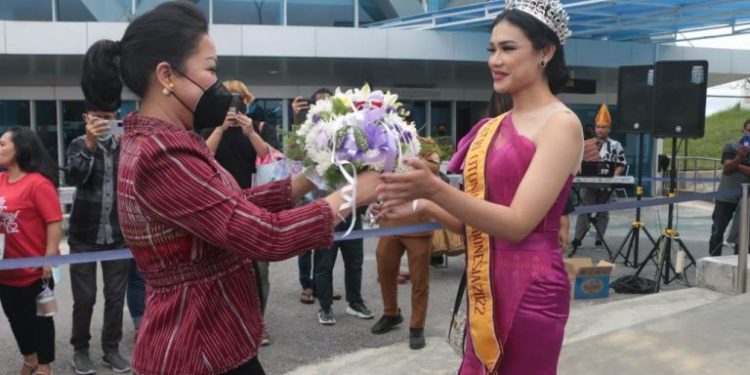 Cantiknya Gresita Siahaan, Pulang Kampung Pakai Selendang dan Mahkota Juara POI 2022