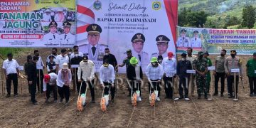 Edy Rahmayadi memberikan bantuan bibit dan peralatan pertanian kepada masyarakat  Pakpak Bharat
