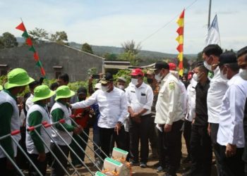 Kunker ke Pakpak Bharat, Edy Rahmayadi Serahkan Alsintan