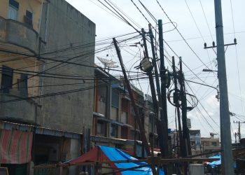 Kabel Beselemak Tak Terurus, Kabel Telepon Bergelantungan, Tunggu Ada Korban