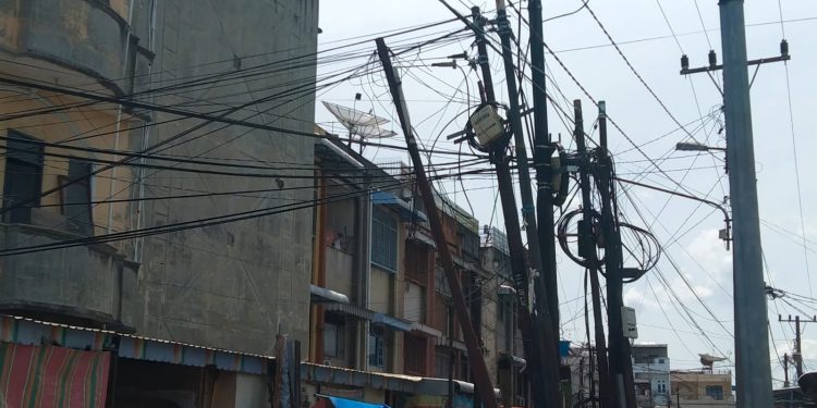 Kabel Beselemak Tak Terurus, Kabel Telepon Bergelantungan, Tunggu Ada Korban