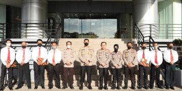 Perayaan Hari Bhayangkara Ke 76 th, Polres Metro Jakarta Barat Memberikan Reward Berupa Piagam Penghargaan Kepada 80 Anggota