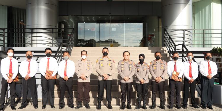 Perayaan Hari Bhayangkara Ke 76 th, Polres Metro Jakarta Barat Memberikan Reward Berupa Piagam Penghargaan Kepada 80 Anggota