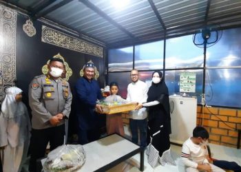 Didampingi Istri, Donny Brillianto Salurkan Sembako Ke Pondok Tahfidz Assairun Rumah Yatim Dhuafa
