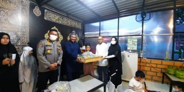 Didampingi Istri, Donny Brillianto Salurkan Sembako Ke Pondok Tahfidz Assairun Rumah Yatim Dhuafa