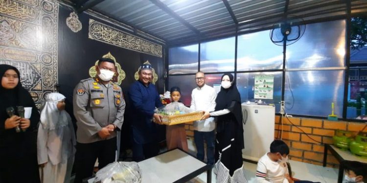 Didampingi Istri, Donny Brillianto Salurkan Sembako Ke Pondok Tahfidz Assairun Rumah Yatim Dhuafa
