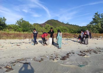 Aksi Perduli Lingkungan Oleh HMI Cabang Sibolga-Tapanuli Tengah di Pantai Pandaratan